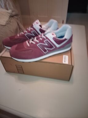 BNIB NEW BALANCE 574 (Large sized)